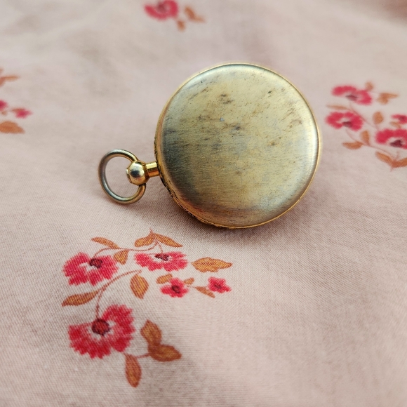 Pearl and Gold Keepsake Mirror Locket - Picture 5 of 5